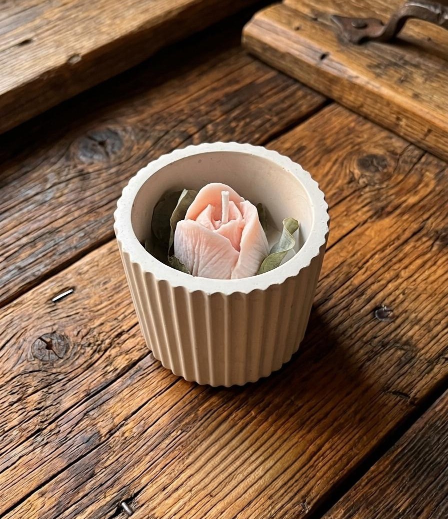 Vaso de yeso con flor seca y vela de soja