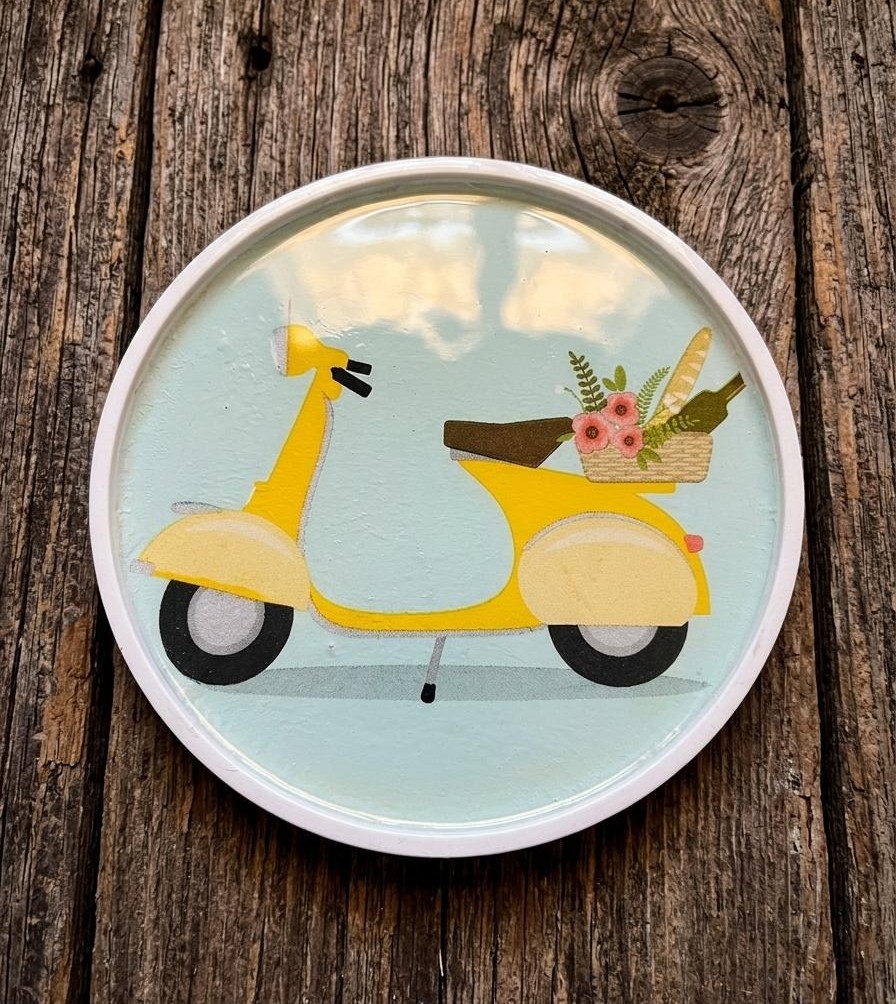 Plato de yeso con diseño moto